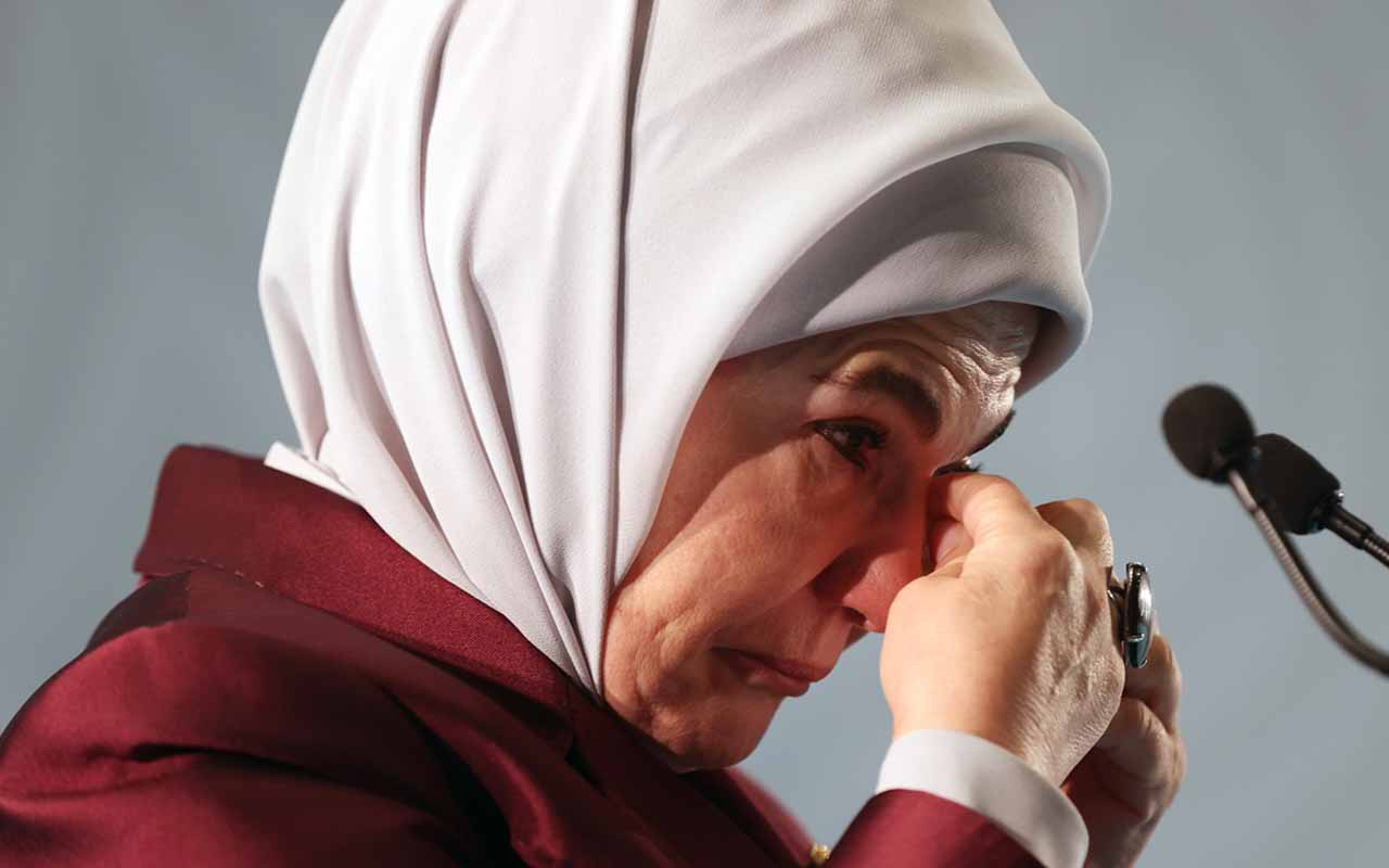 Emine Erdoğan Filistinli çocukları anlatırken gözyaşlarını tutamadı