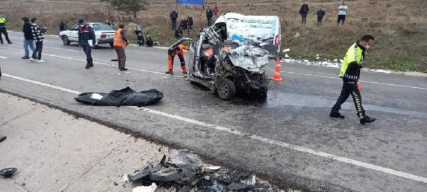 Balıkesir'de feci kaza! Otomobil ile minibüs kafa kafaya çarpıştı; sürücüler öldü