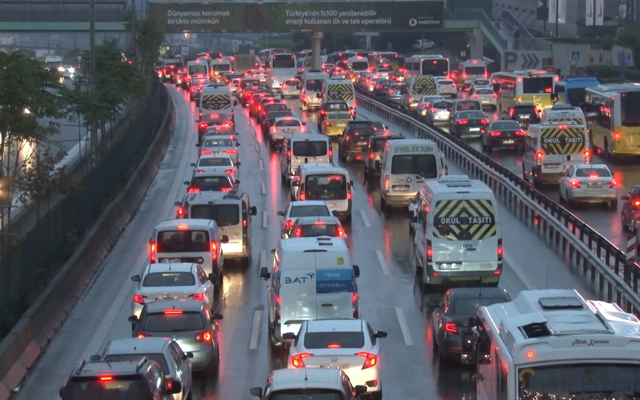 Haftanın ilk iş gününde yağmurla İstanbul'daki trafik durma noktasına geldi