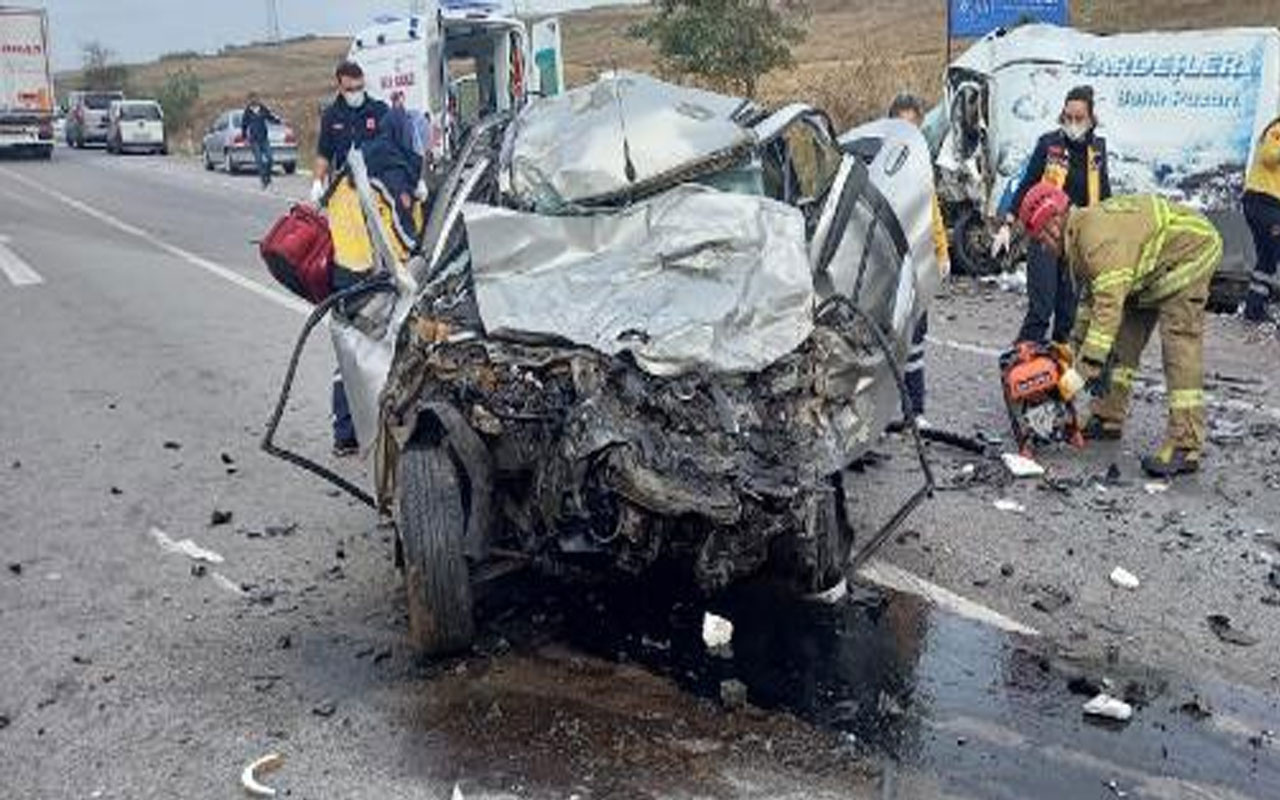 Balıkesir'de feci kaza! Otomobil ile minibüs kafa kafaya çarpıştı; sürücüler öldü