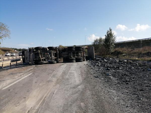 İstanbul'da hafriyat kamyonu yan yattı! Yol trafiğe kapandı