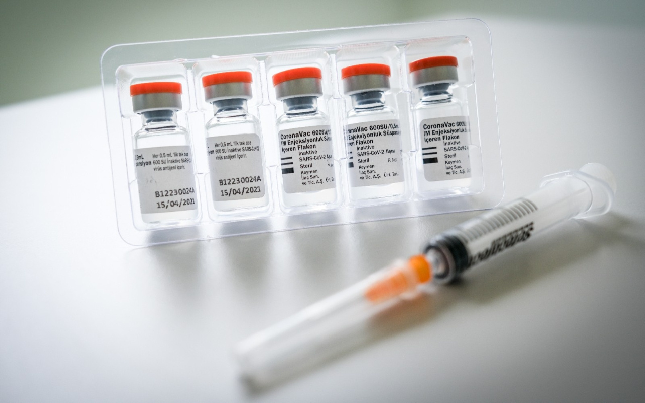Sinovac koronavirüs aşısının üçüncü doz etkinlik oranı açıklandı