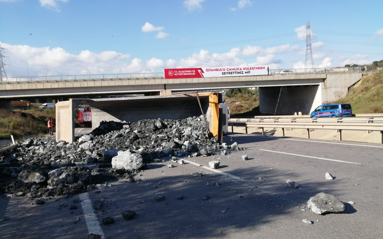 İstanbul'da hafriyat kamyonu yan yattı! Yol trafiğe kapandı