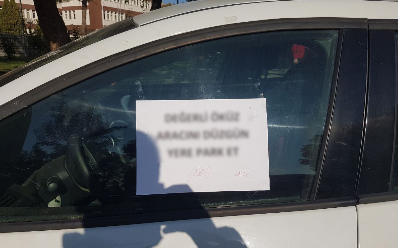 Yaya yoluna park edilen sürücüye öyle bir not yazdı ki görenin ağzı açık kaldı!