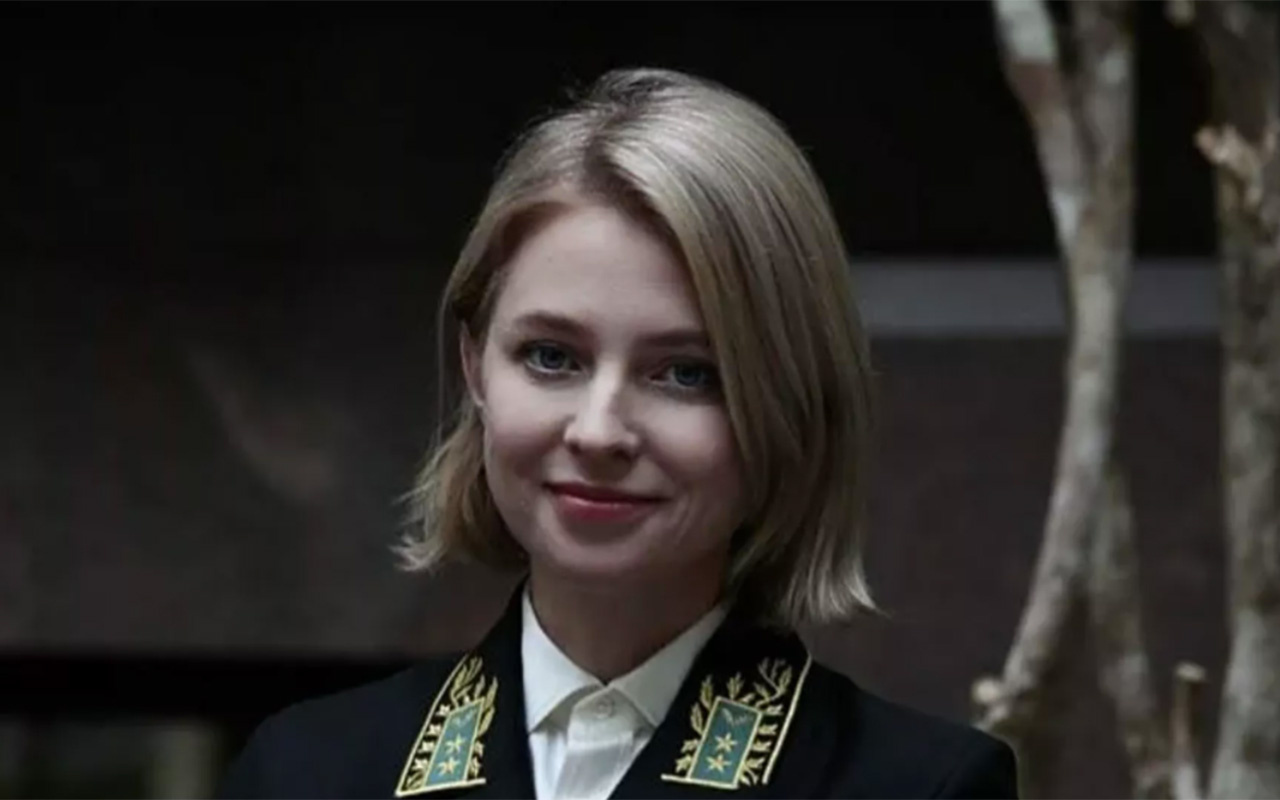 'En güzel büyükelçi'! Poklonskaya’dan diplomatik üniformalı ilk fotoğraf