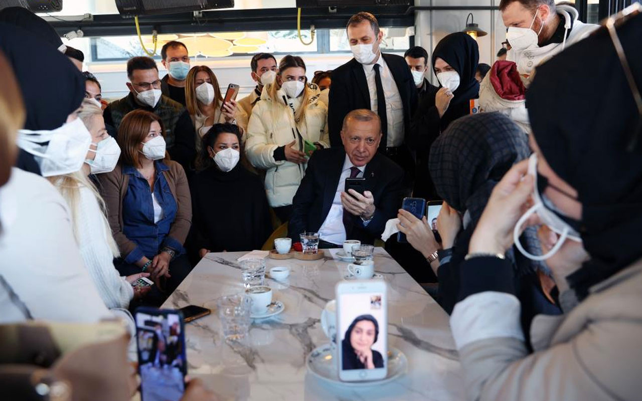 Erdoğan Üsküdar'da kafeyi ziyaret etti gençlerle sohbet etti o anlar kamerada