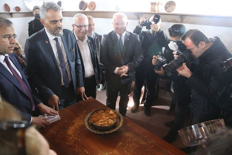 Muğla'da bu tatlının dilimi 5 bin liradan satıldı 8 dilimden oluşuyor