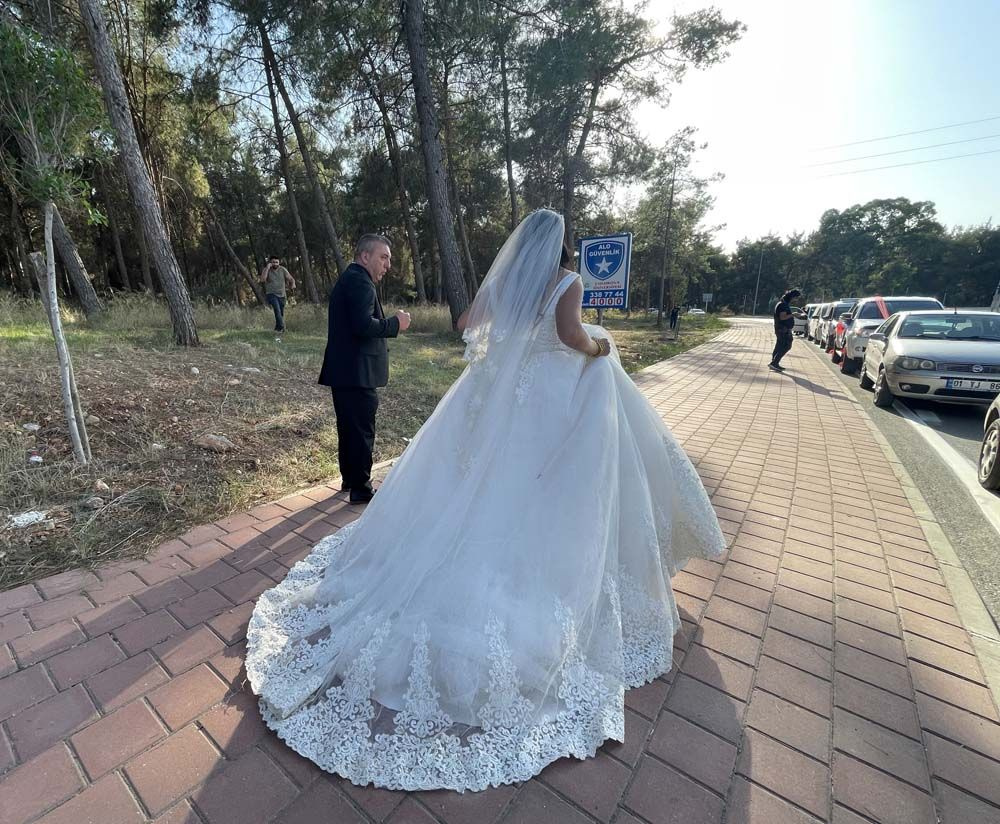 Adana'da düğün öncesi fotoğraf çekimi yaptıran çifte büyük şok! Araçtaki altınları çalındı