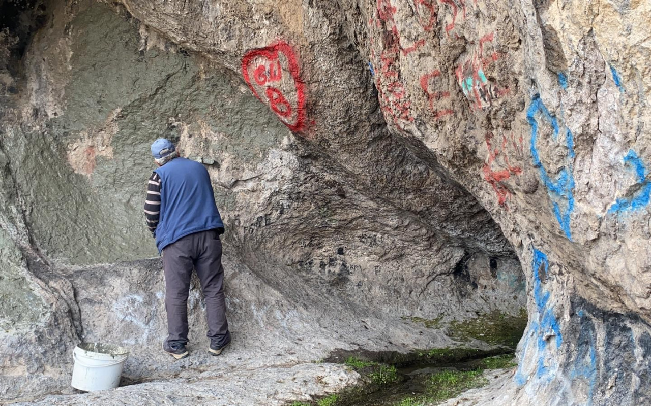 Yok böyle bir skandal! Afyon'da 3 bin yıllık mağarada yazıları silmek için bakın ne yaptılar
