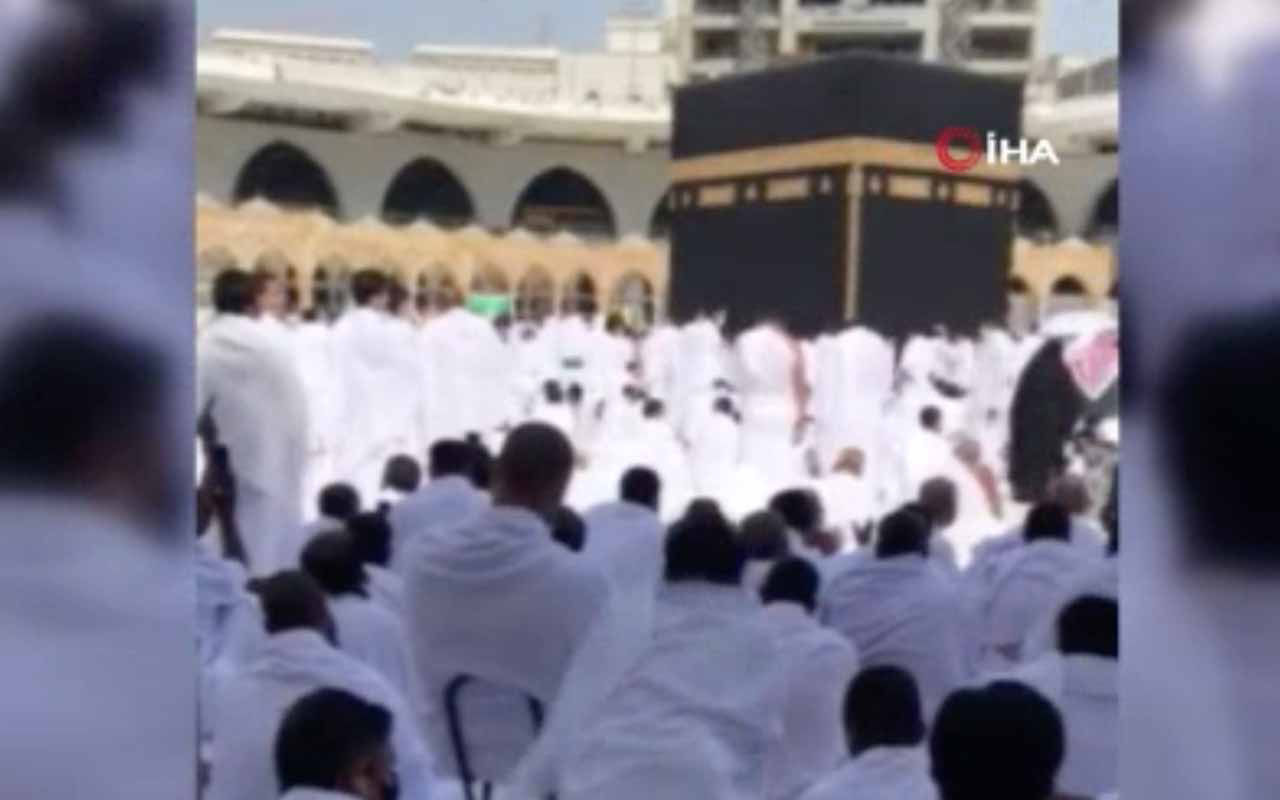 Suudi Arabistan kuralları kaldırdı Kabe'de ilk sosyal mesafesiz cuma kılındı