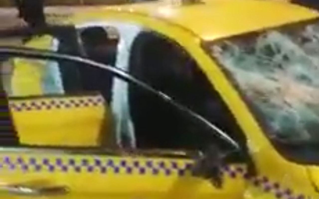 İstanbul'da taksiyi sopayla parçaladı! Herkes olan biteni seyretti