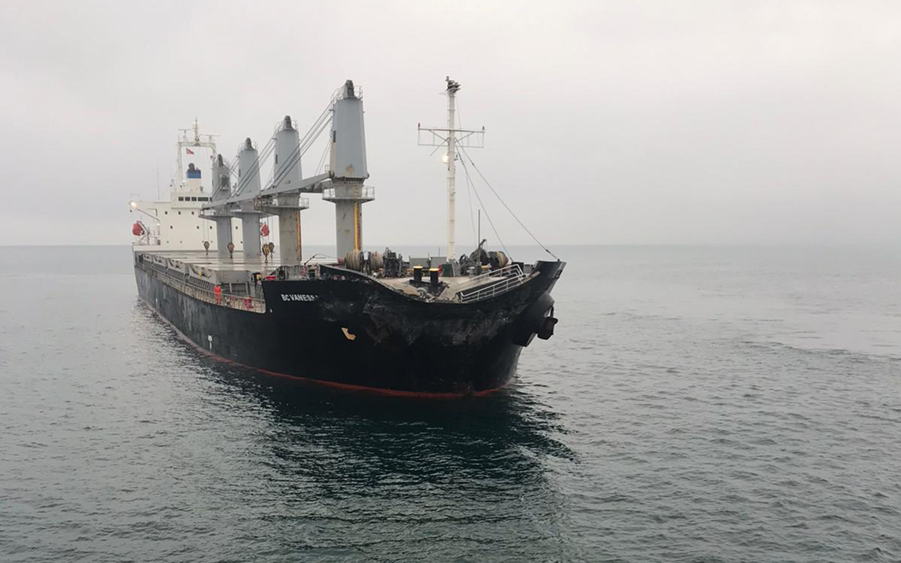 Marmara Denizi'nde çatışan iki yük gemisi demirletildi