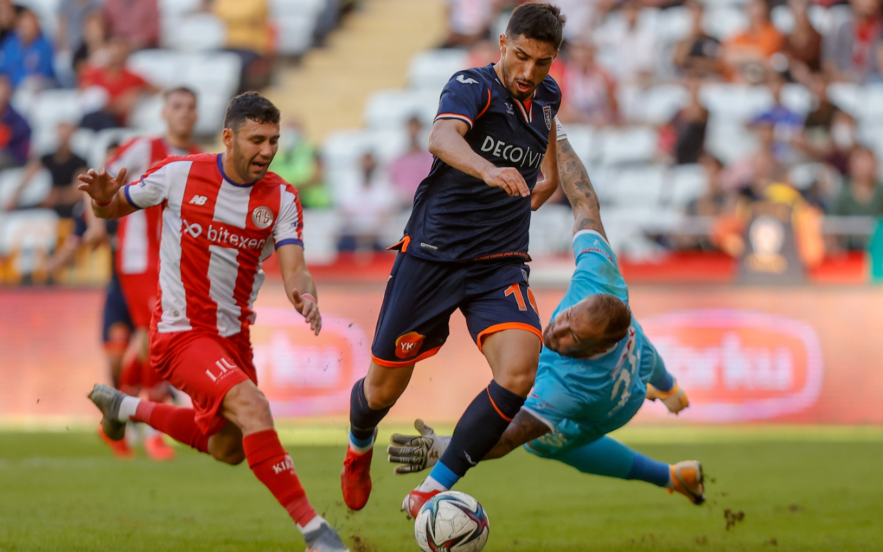 Başakşehir konuk olduğu Antalyaspor'u 2-1 yendi