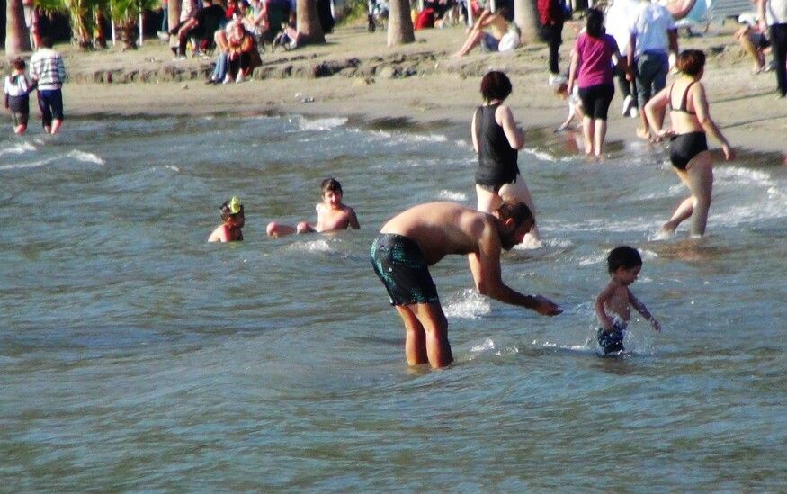 Muğla'da vatandaşlar plajlara akın ettiler! Denizin keyfini çıkardılar