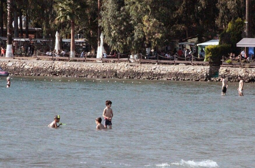 Muğla'da vatandaşlar plajlara akın ettiler! Denizin keyfini çıkardılar