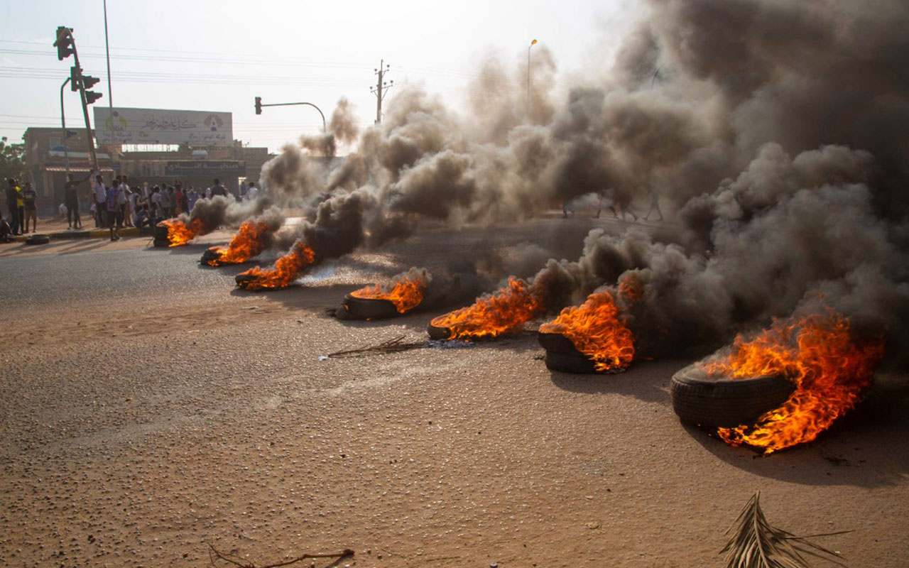 Sudan'da darbe girişimi! Başbakan ve parti liderleri tutuklandı OHAL ilan edildi