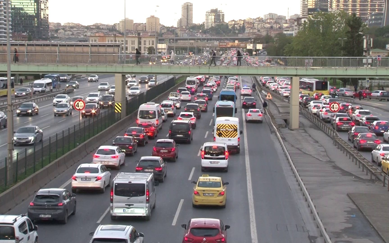 İstanbul'da haftanın ilk iş gününde trafik kilitlendi! Harita kırmızıya büründü!