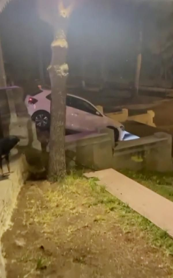Antalya'da bir garip olay! Navigasyonda araç yerine yaya yolunu açınca otomobili merdivende asılı kaldı