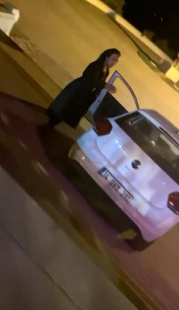 Antalya'da bir garip olay! Navigasyonda araç yerine yaya yolunu açınca otomobili merdivende asılı kaldı