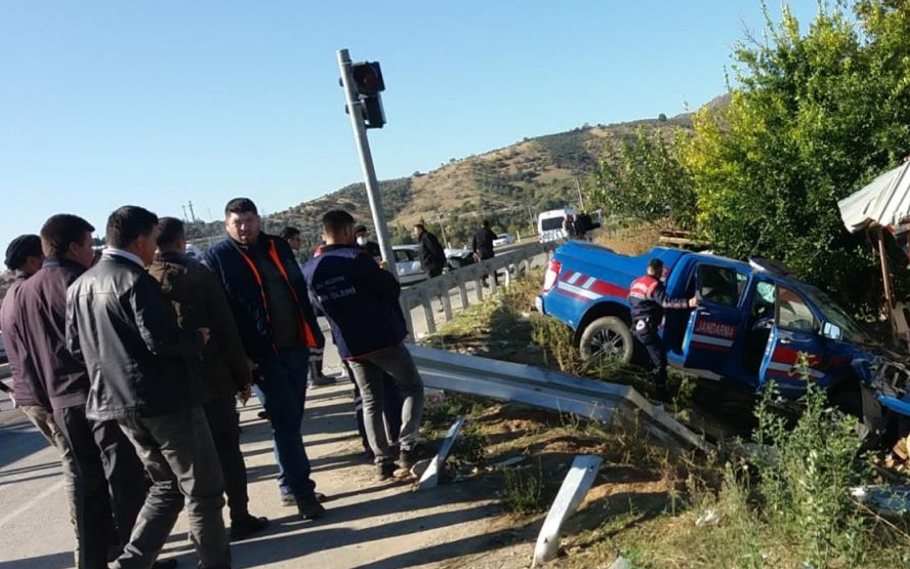 İzmir'de jandarma aracıyla otomobil çarpıştı: Yaralılar var