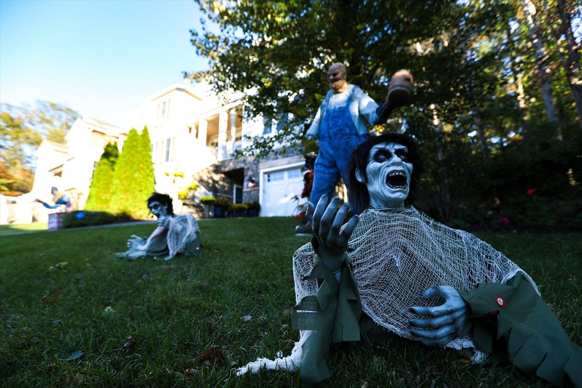 Cadılar Bayramı'nda ilginç görüntüler ABD'nin bu ilçesini zombiler iskeletler süsledi