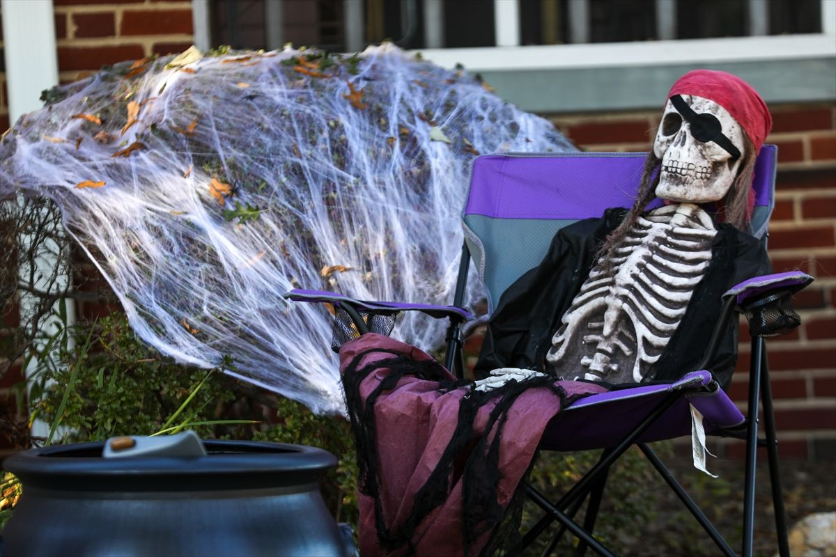 Cadılar Bayramı'nda ilginç görüntüler ABD'nin bu ilçesini zombiler iskeletler süsledi