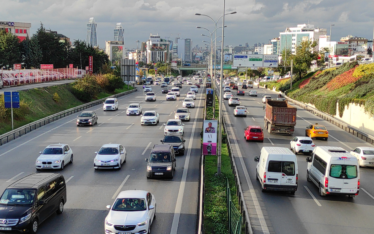 Yarım gün mesai sonrası İstanbul'da trafik yoğunluğu