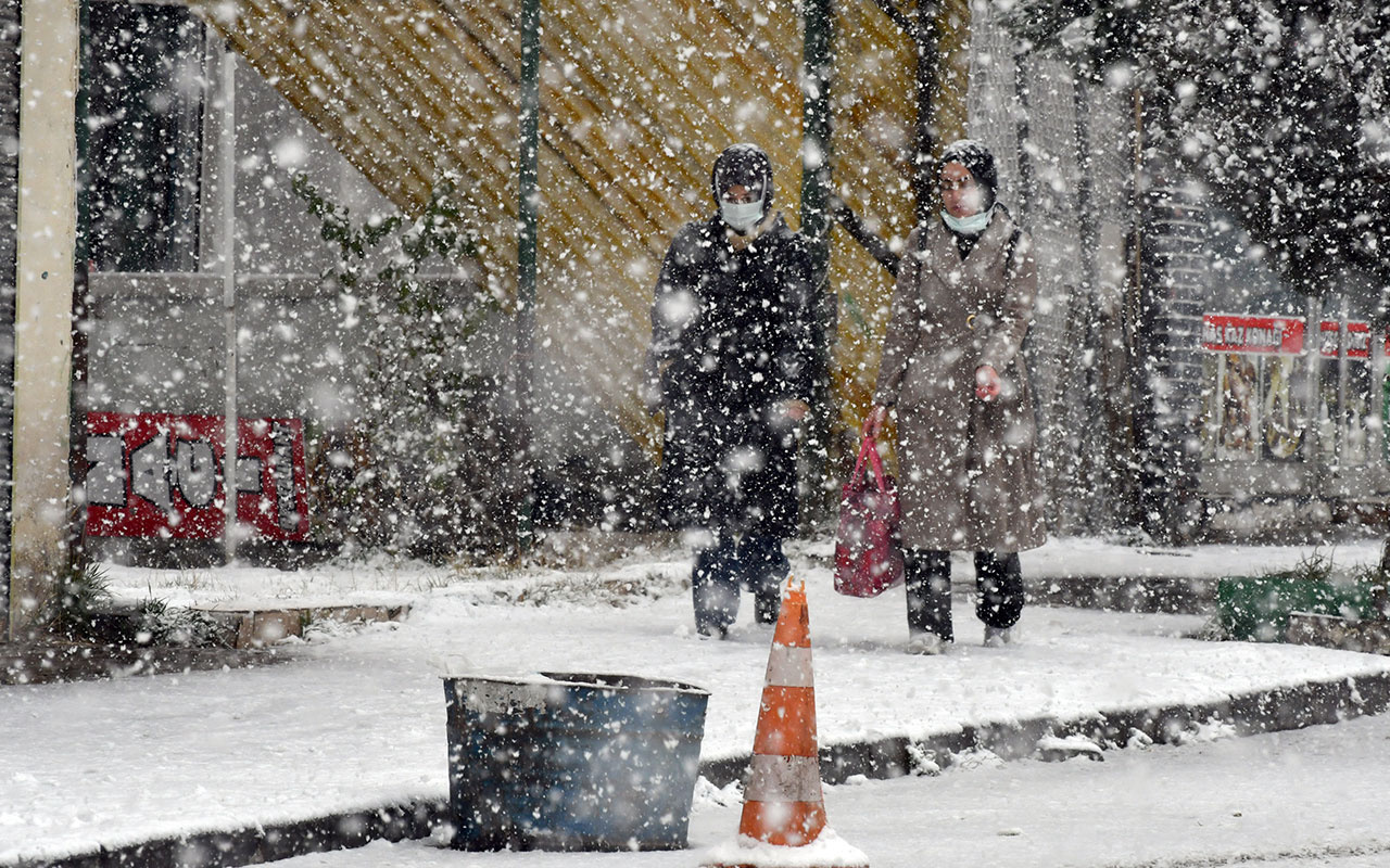 Kar fena bastırdı 3 şehir beyaza büründü! Meteoroloji çok kuvvetli kar yağışı için uyardı