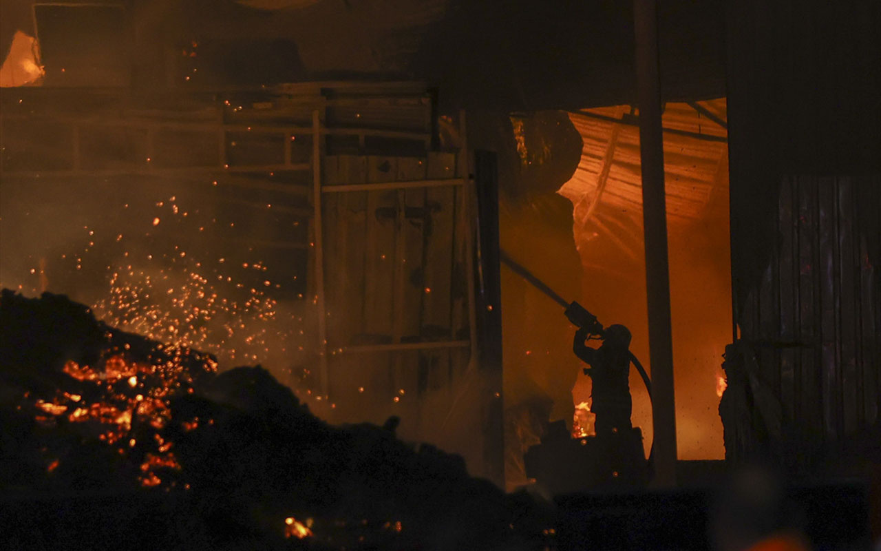 İstanbul'da yangın faciası! Fabrika kül oldu 1 işçi yanarak feci şekilde can verdi