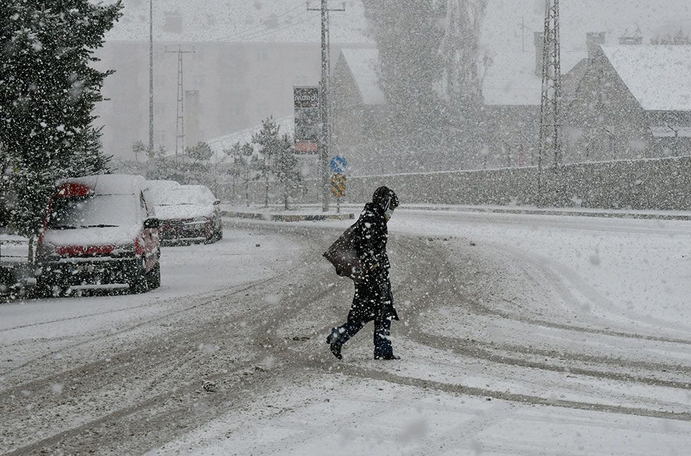 Kar fena bastırdı 3 şehir beyaza büründü! Meteoroloji çok kuvvetli kar yağışı için uyardı