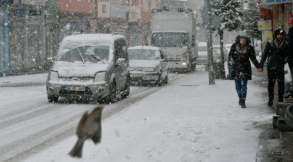Kar fena bastırdı 3 şehir beyaza büründü! Meteoroloji çok kuvvetli kar yağışı için uyardı