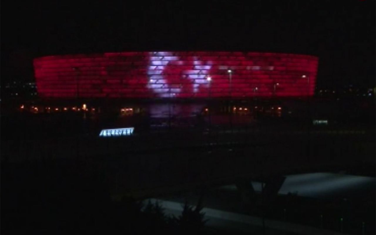 Azerbaycan'da Bakü Olimpiyat Stadyumu'na Türk bayrağı silueti yansıtıldı