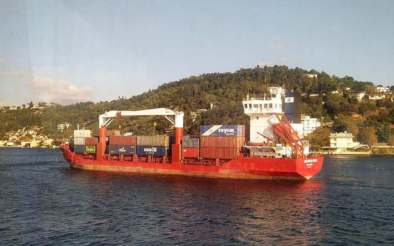 İstanbul Boğazı'nda faciadan dönüldü! Sürüklenen gemi son anda durdu