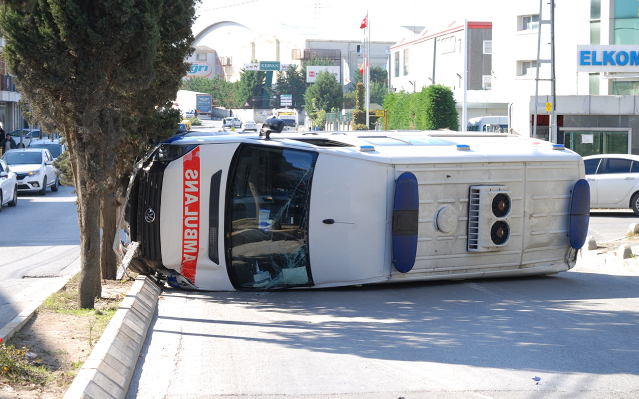 Sancaktepe'de otomobil ile çarpışan ambulans devrildi