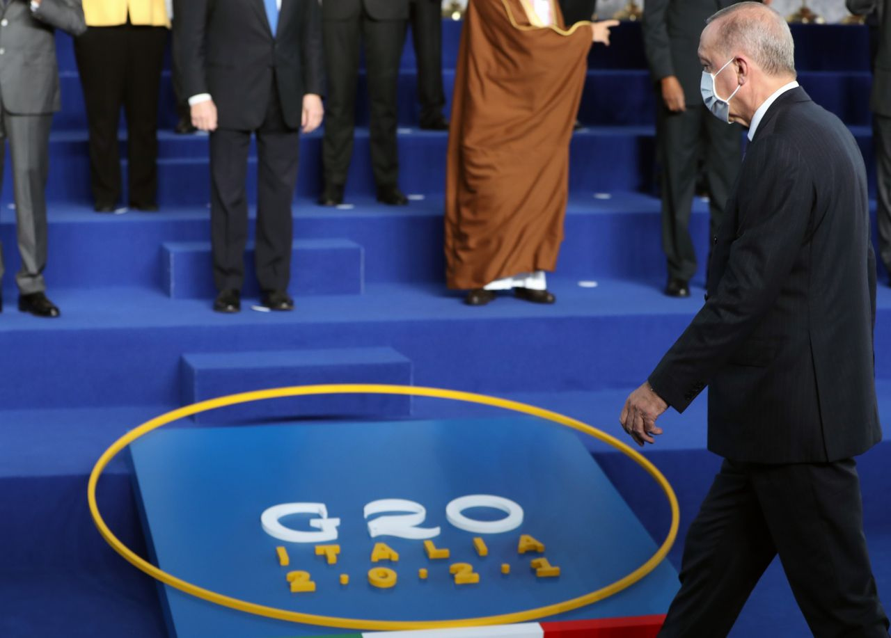G20 zirvesinden tarihi fotoğraflar Cumhurbaşkanı Erdoğan liderlerle sohbet etti