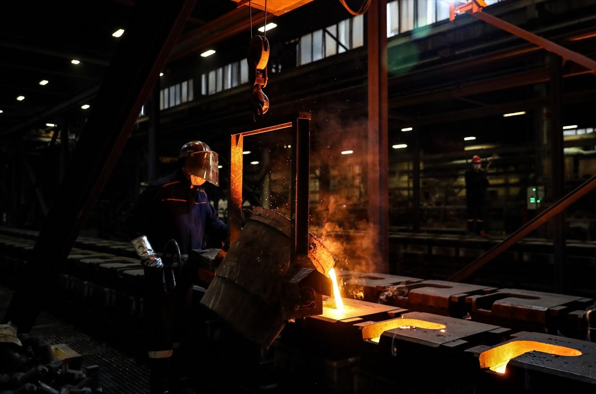 Bakan Mustafa Varank'tan Sakarya'da fabrika ziyareti! Gözlüğü taktı kaynak yaptı