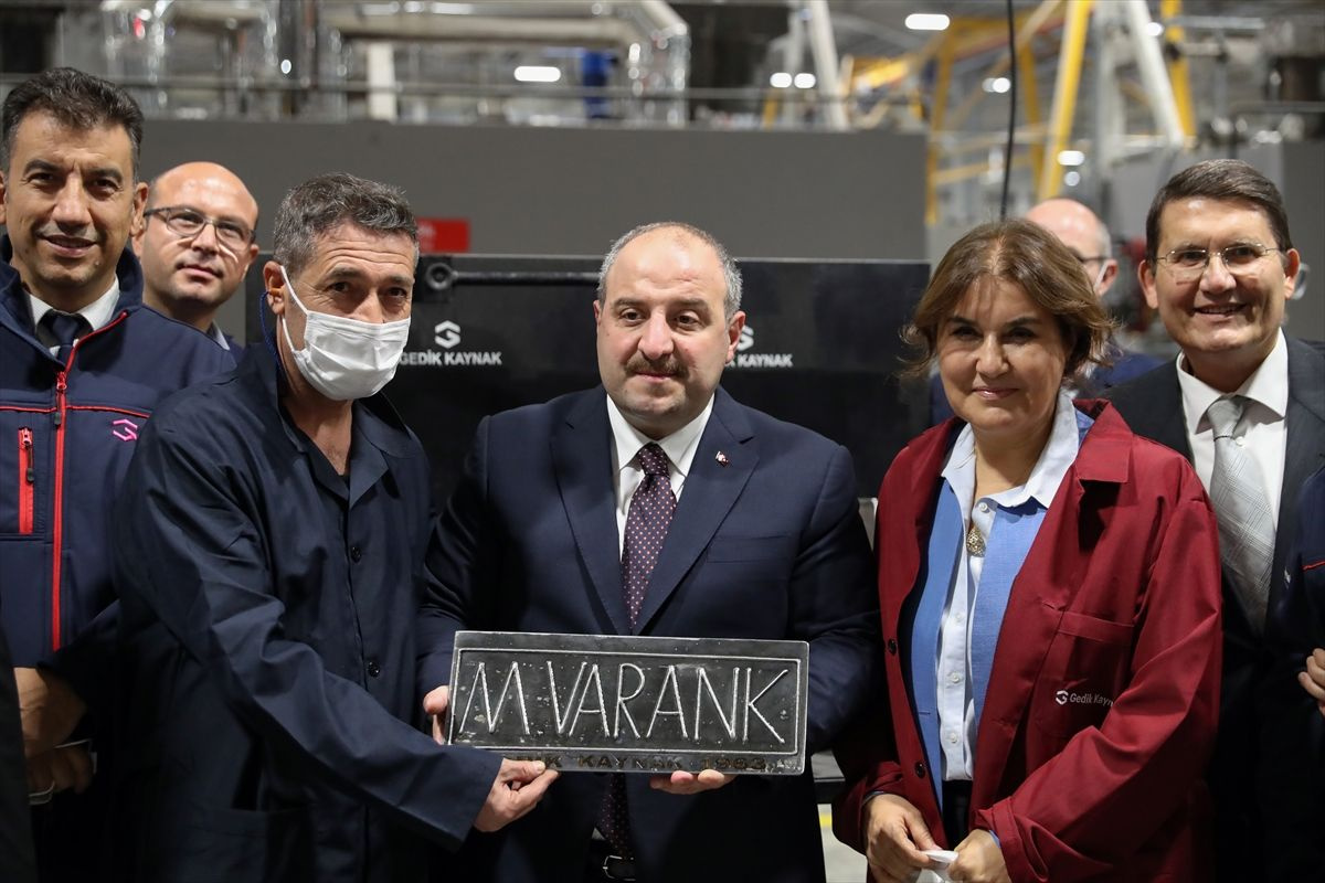 Bakan Mustafa Varank'tan Sakarya'da fabrika ziyareti! Gözlüğü taktı kaynak yaptı