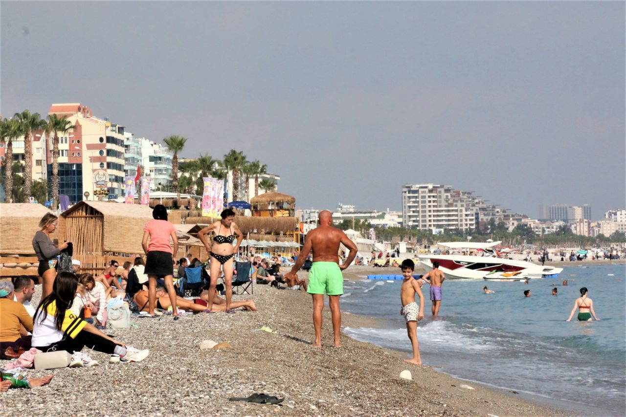 Antalya'da sıcak havayı gören sahile koştu! Turistler denizin keyfini çıkardı