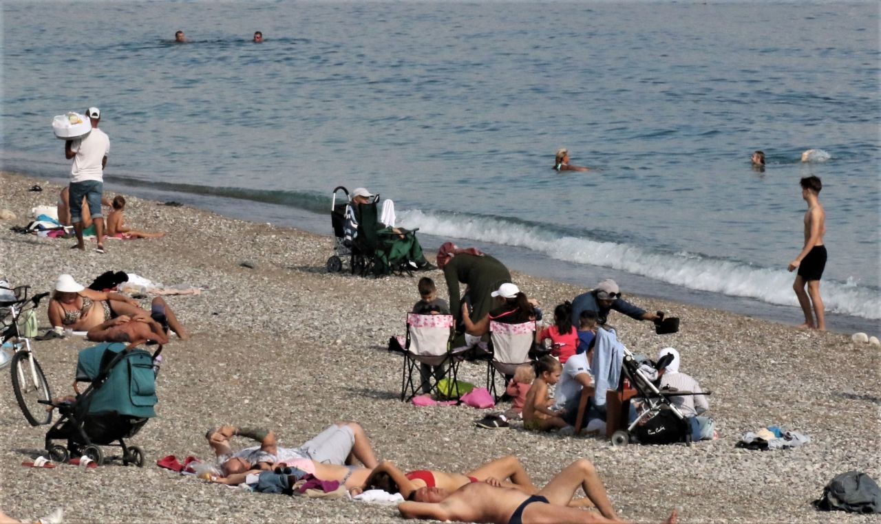Antalya'da sıcak havayı gören sahile koştu! Turistler denizin keyfini çıkardı