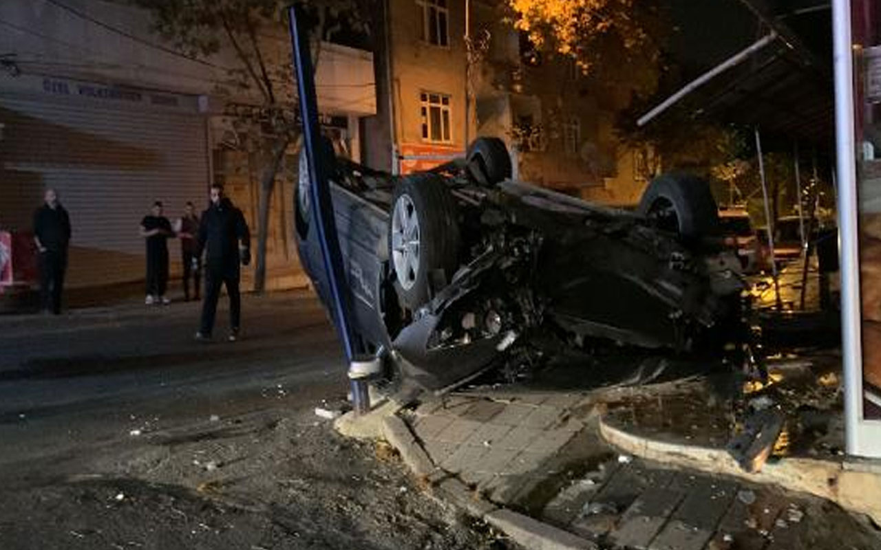 Sancaktepe'de tartıştığı kişilerin üzerine sürdüğü otomobil takla attı! Sürücü koşarak kaçtı