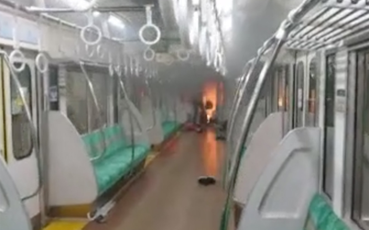 Tokyo'da trende dehşet! Önce bıçakladı sonra treni ateşe verdi: 1'i ağır 15 yaralı