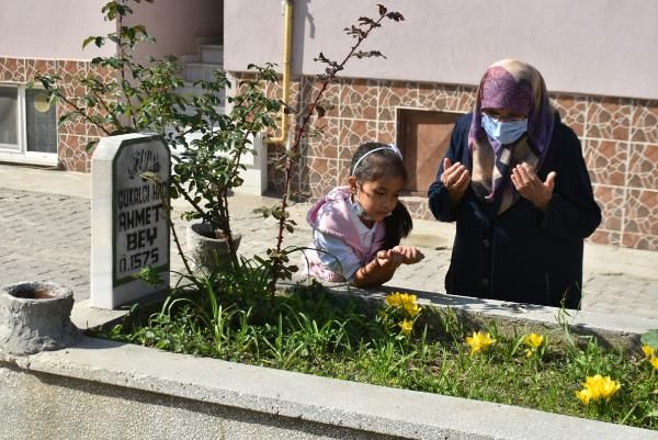 Temizliğini yapıp dua okuyorlar! Edirne'de yol ortasında 'sır mezar'