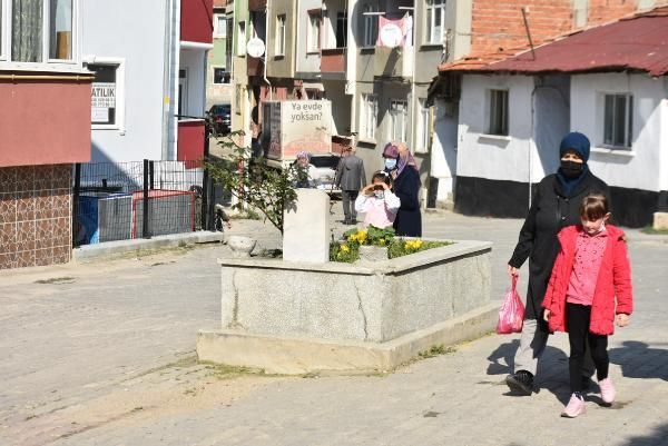 Temizliğini yapıp dua okuyorlar! Edirne'de yol ortasında 'sır mezar'