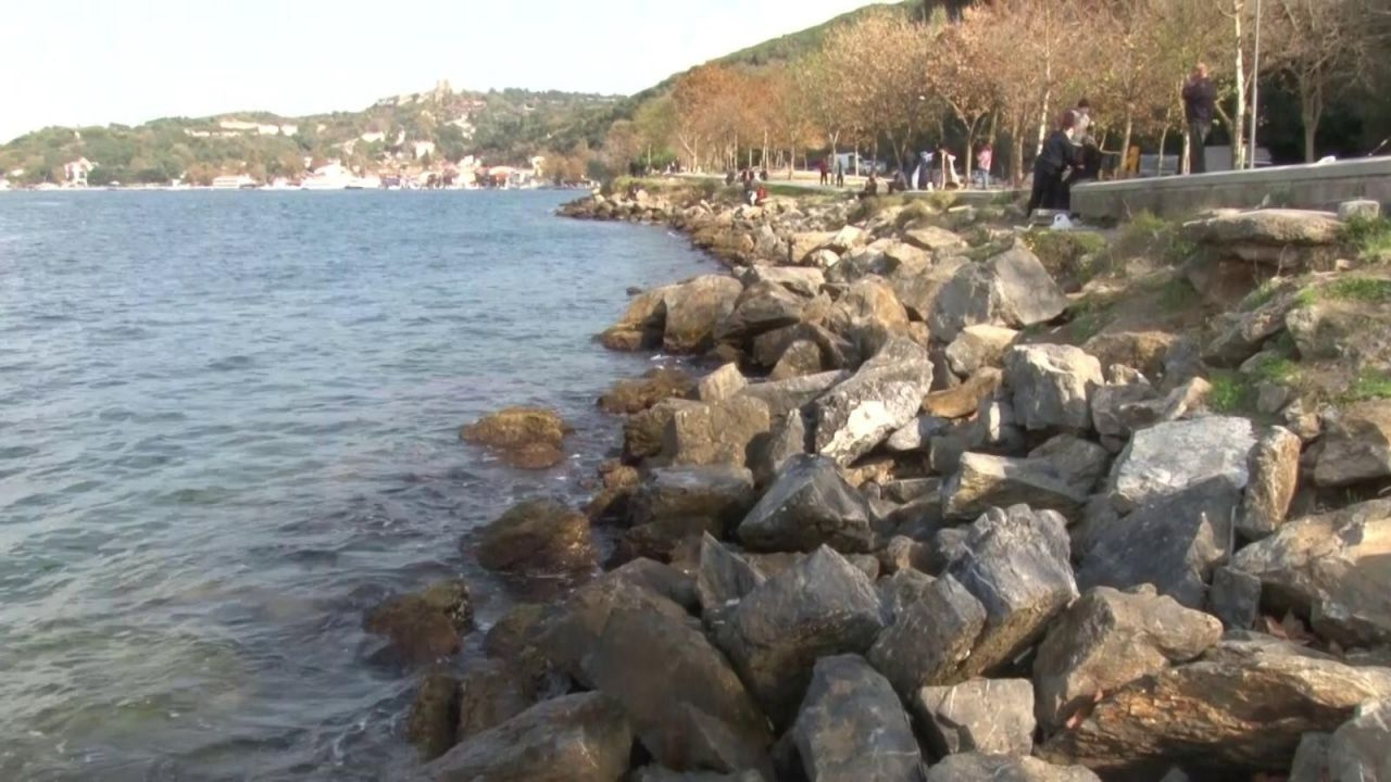 İstanbul'da korkutan görüntü! Deniz 80 santimetre çekildi kayalıklar göründü