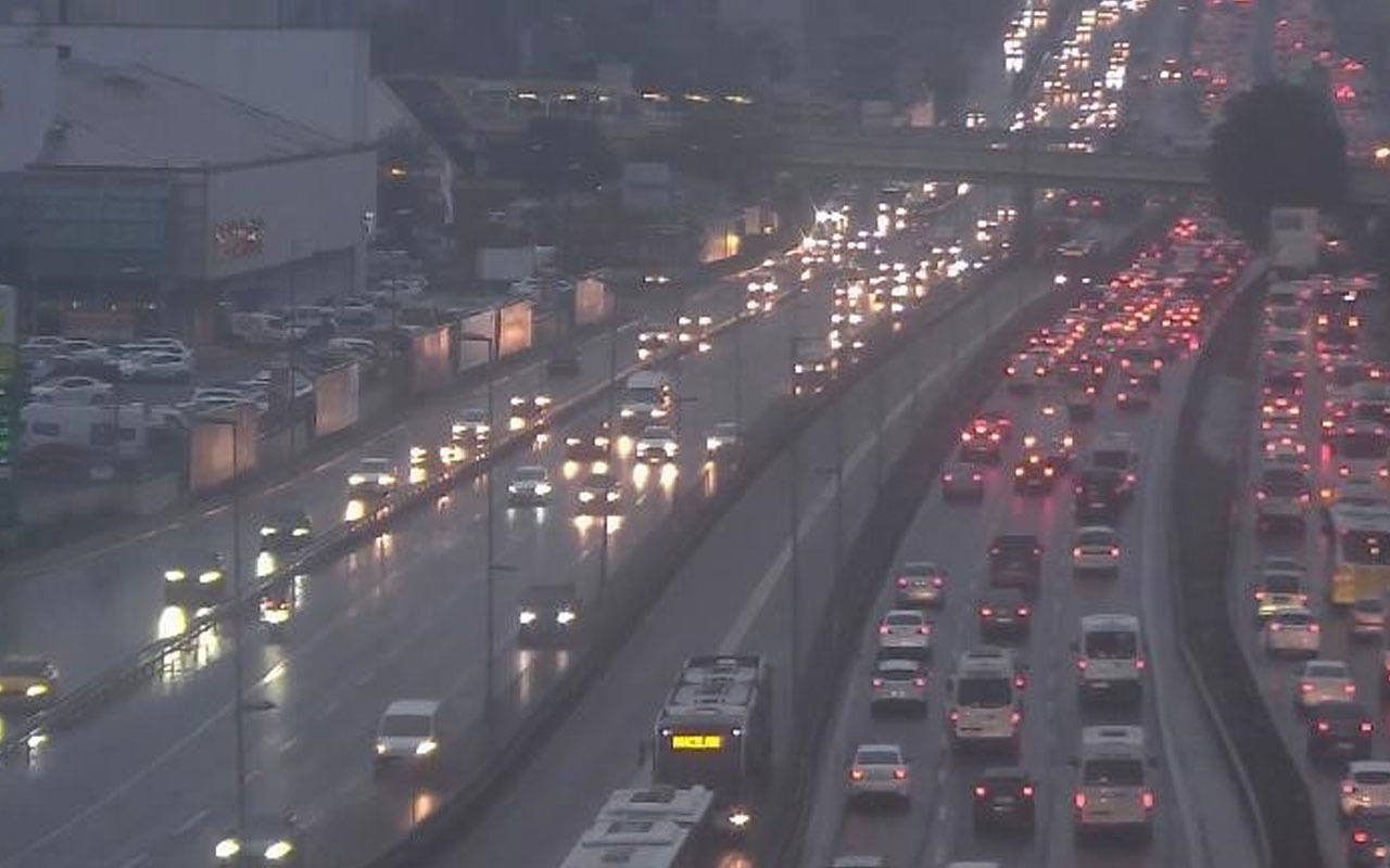 İstanbul trafiğinde pazartesi ve yağış etkisi! Yoğunluk yüzde 50'yi geçti