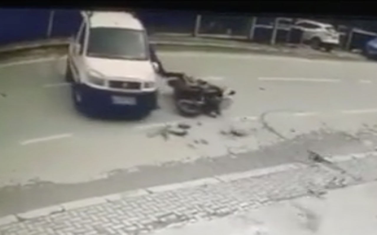 Beykoz'da feci kaza! Motosikletli otomobilin camında asılı kaldı