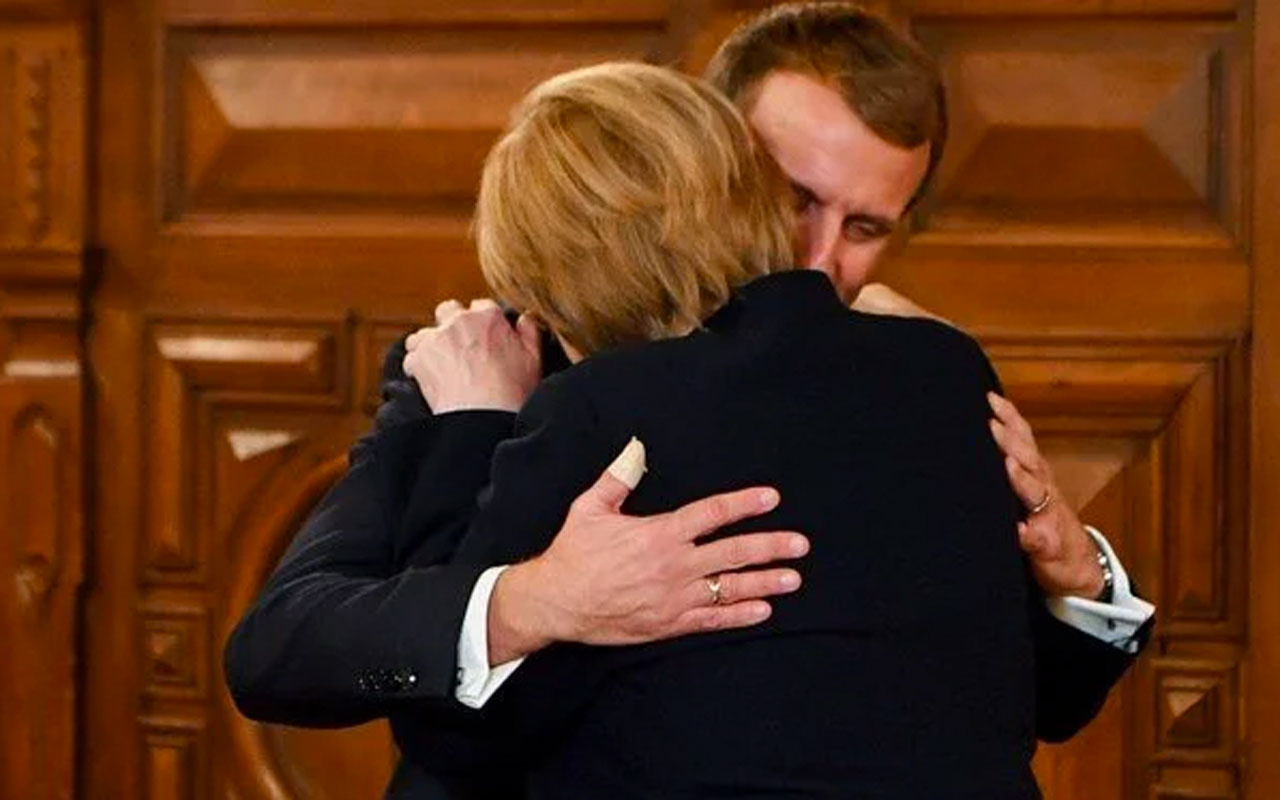 Macron Merkel'e 'Legion d’Honneur' onur nişanını verdi