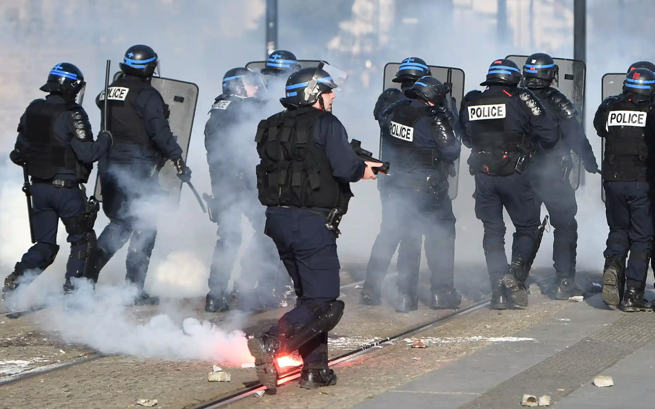 Fransa'da anneler ilkokulda maske zorunluluğunu protesto etti polis biber gazı sıktı!