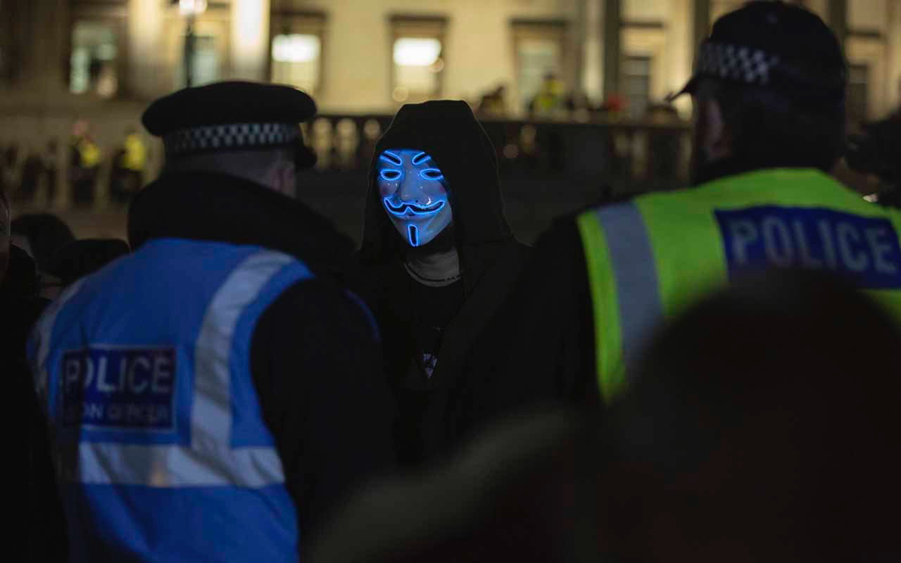 Londra'da V for Vandetta maskeli protestocular 5 Kasım buluşmasında polisle çatıştı