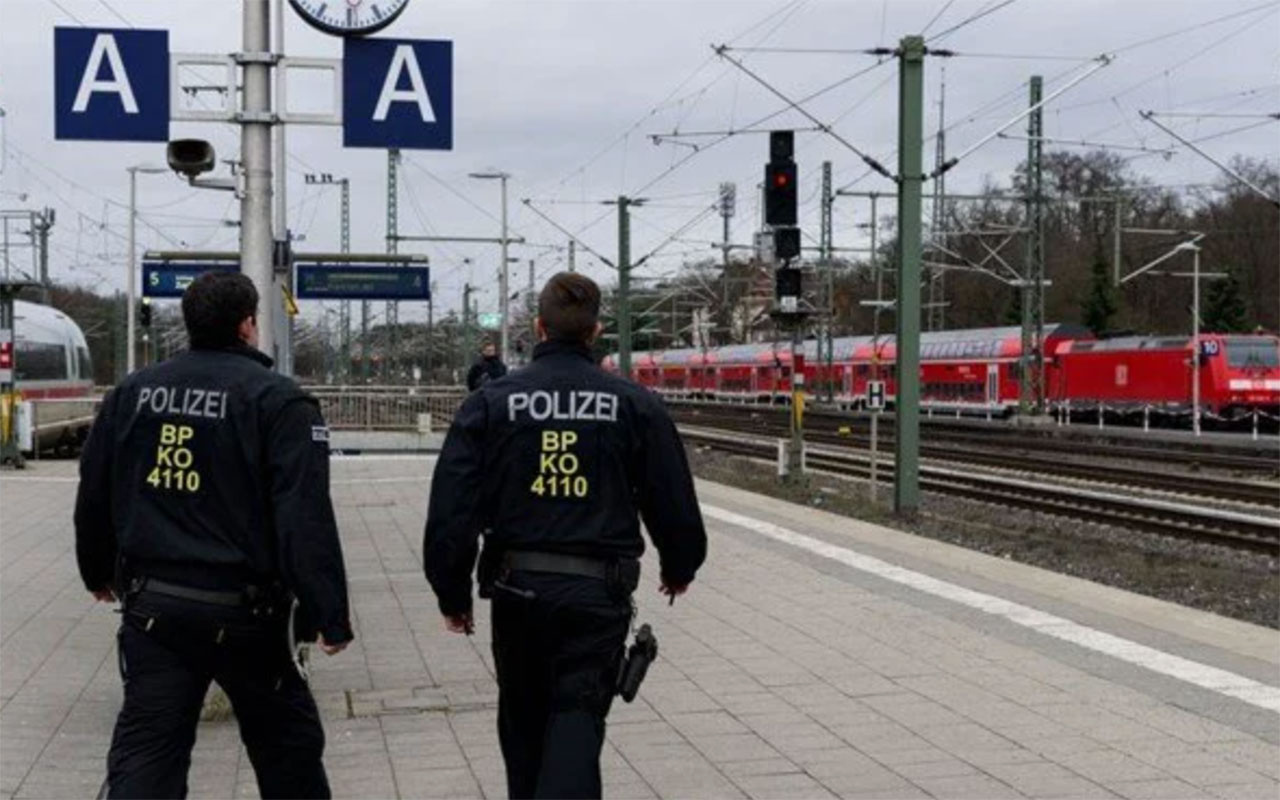 Almanya'da trende dehşet! Bıçaklı saldırgan 3 kişiyi yaraladı